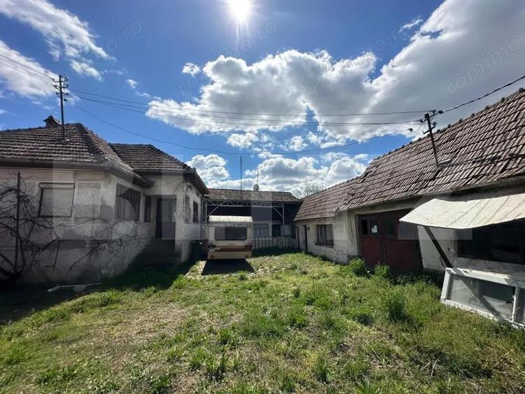 Casa de vanzare pe un teren 2500 mp, strada inchisa, utilitati, atelier + garaje - 6