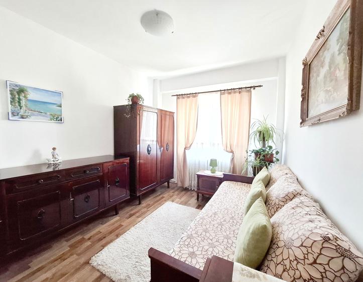 Apartament 3 camere  decomandat , zona  Cetate - 4