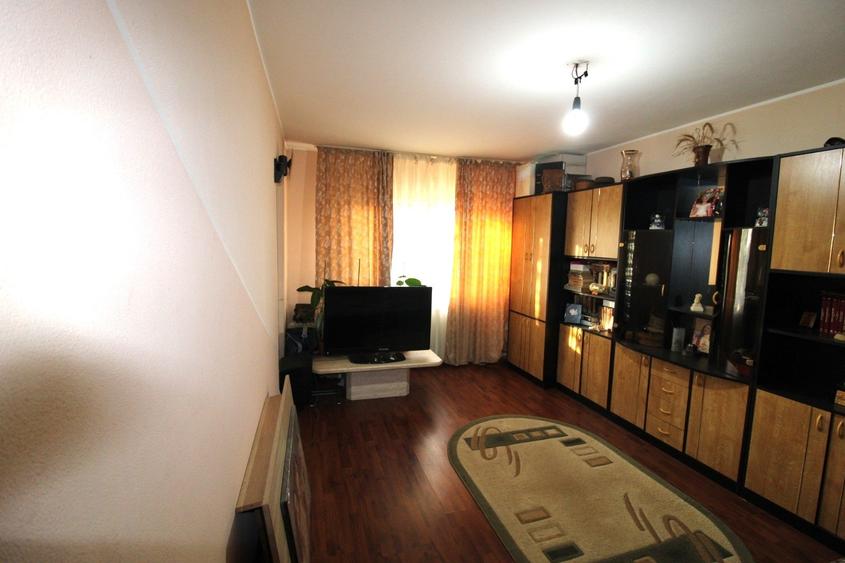 Apartament cu 3 camere, decomandate in Micro 16 - 1