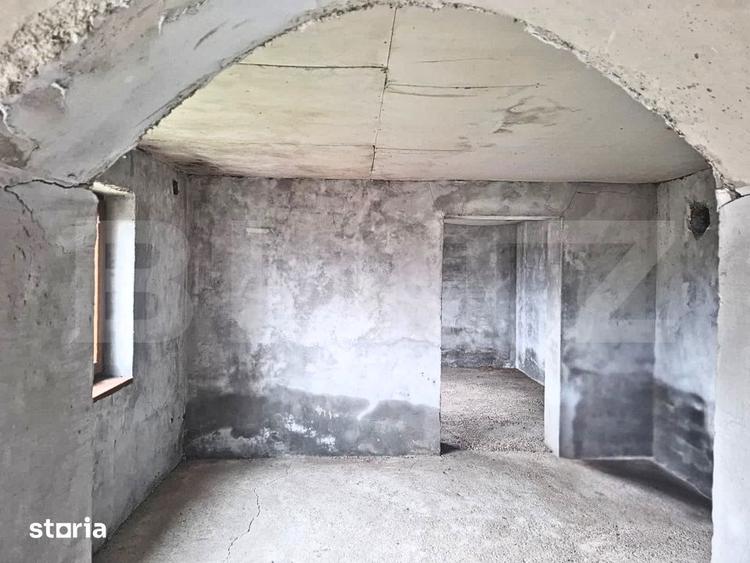 Casa (la rosu) + teren 2522 mp ideala pentru personalizare - Cost - 12