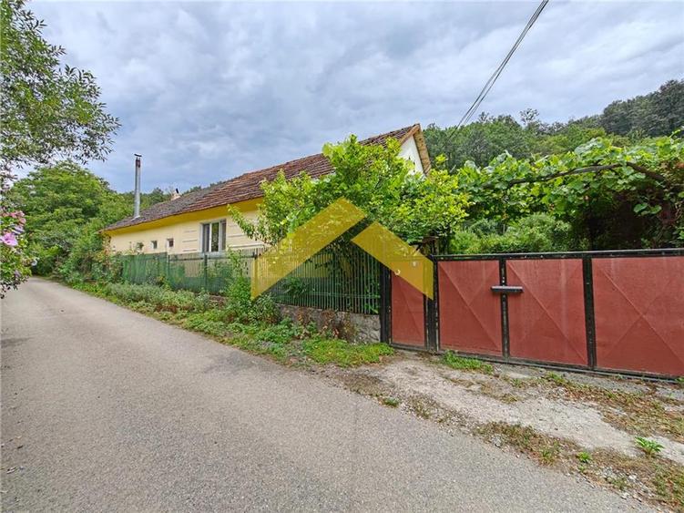 Casă individuală cu 4 camere cu Teren 2000 Mp în Cuiaș