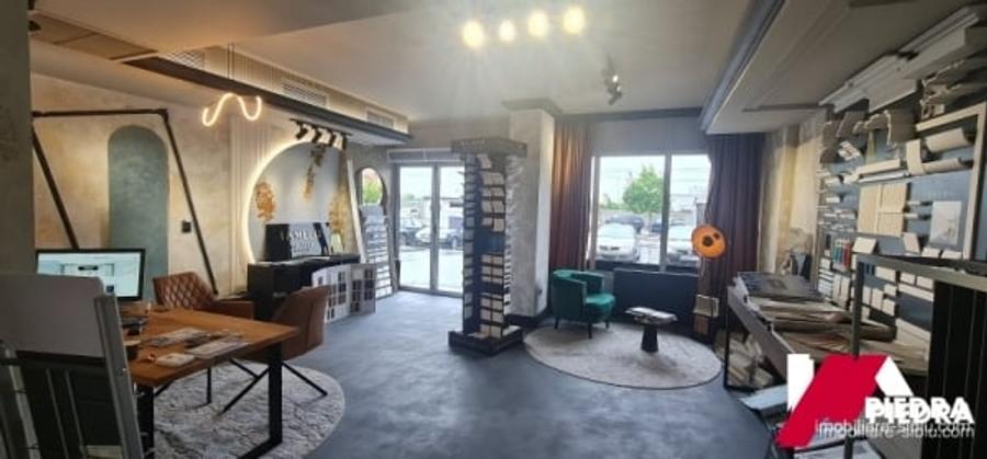 Inchiriez spatiu comercial situat in Strand, in zona de blocuri, suprafata 85mp - 1