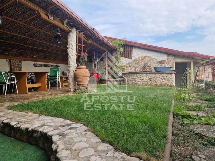 Casa familiala cu spatiu comercial si garaj P+1E+M 720 Mp - 50