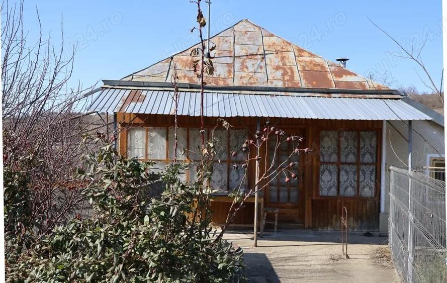 Casa la asfalt, racordata la utilitati, in localitatea Soci, comuna Pancesti, la 35 km de Bacau - 2