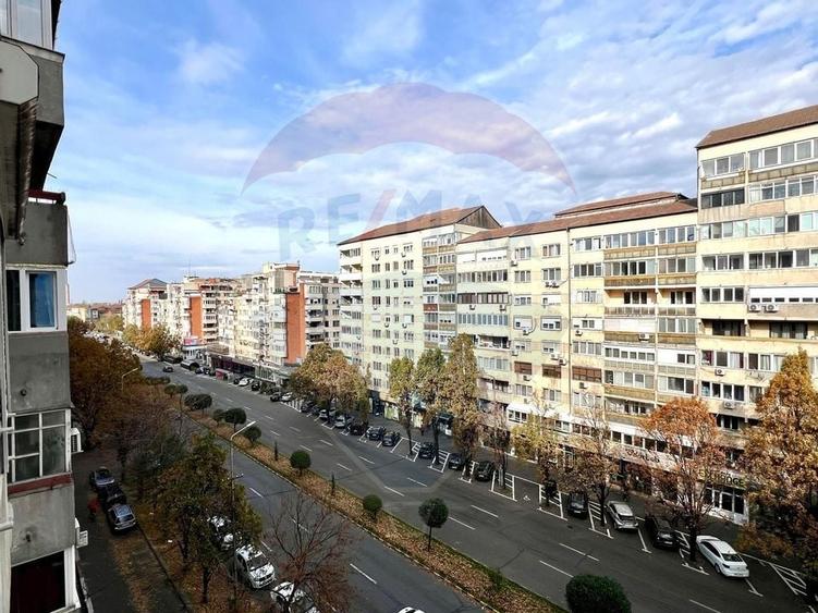 De închiriat apartament cu 3 camere, în zona Dacia - 12