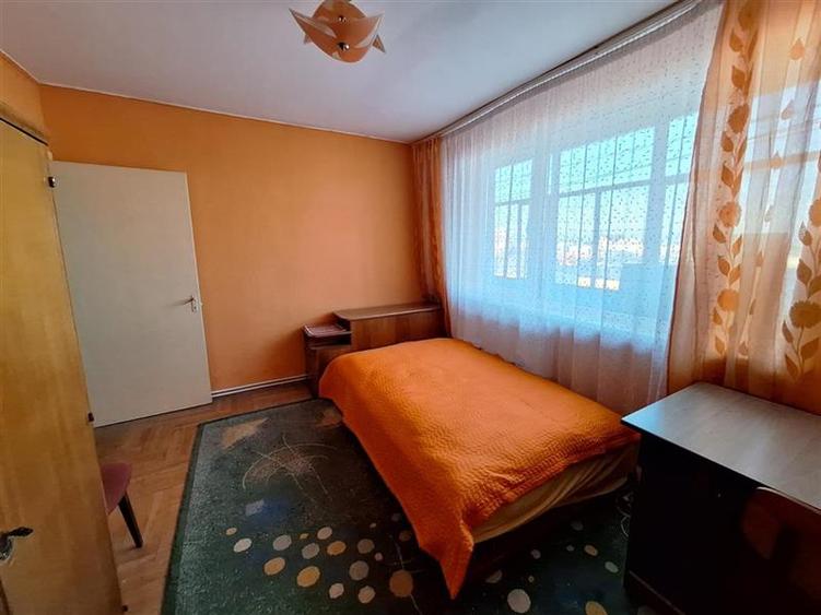 Apartament  3 camere decomandat , zona  Cora - 2