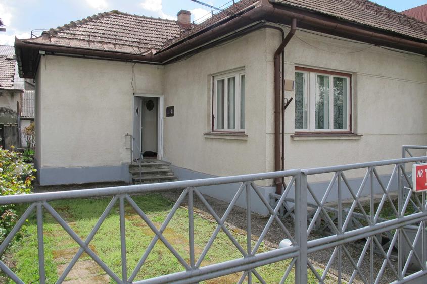 Casă cu 3 camere decomandat în Ultracentral