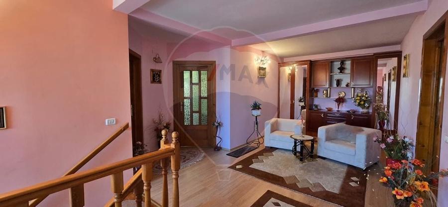 Casă cu etaj deosebită în Chișineu-Criș – un cămin creat cu suflet - 12