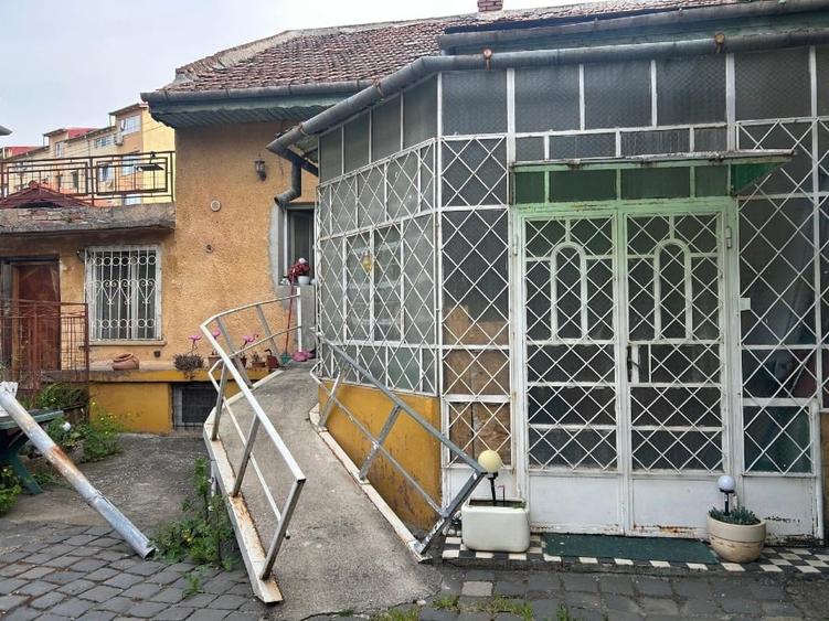 Vand casa la curte comuna zona ISHO - 2