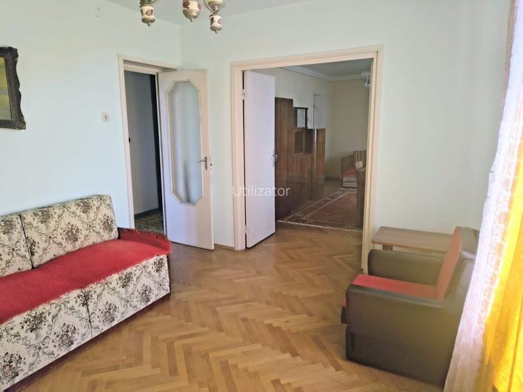 De vanzare apartament Dambul Pietros, 3 camare, etaj II De vanzare apartament Dambul Pietros, 3 camare, etaj II