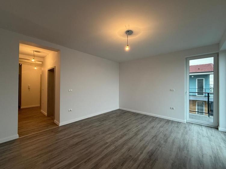 Apartament spațios, decomandat. Balcon generos.Zonă bună – Giroc - 2