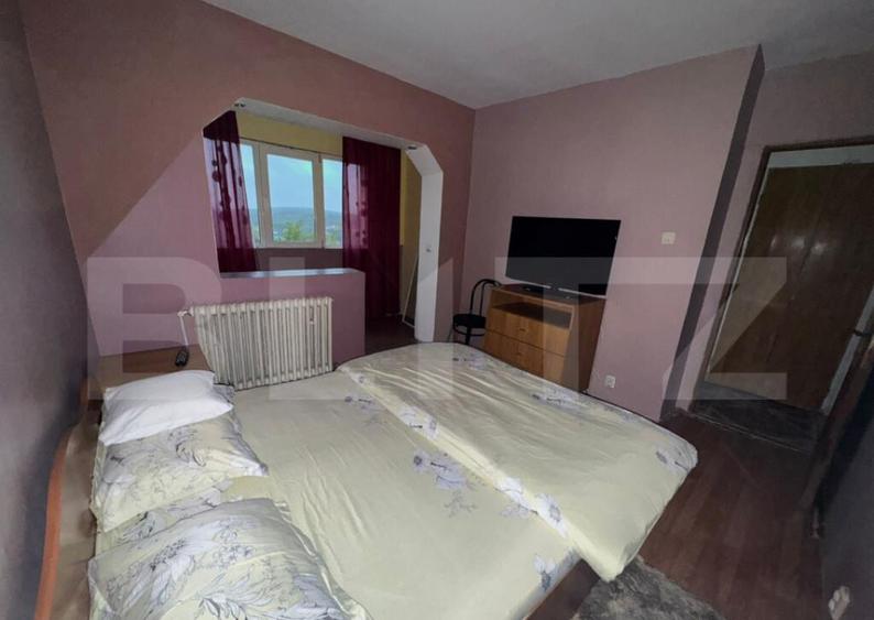 Apartament de vanzare 3 camere, etaj 4/5, zona Bradet - 1