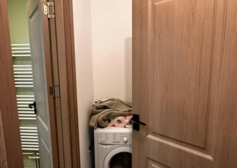 Apartament 2 camere semidecomandat, etaj 1 , zona Curtea de - 1