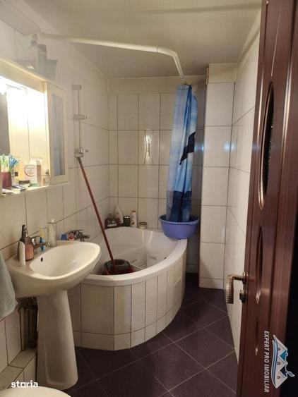 Apartament cu 3 camere decomandat în Drumul Sării