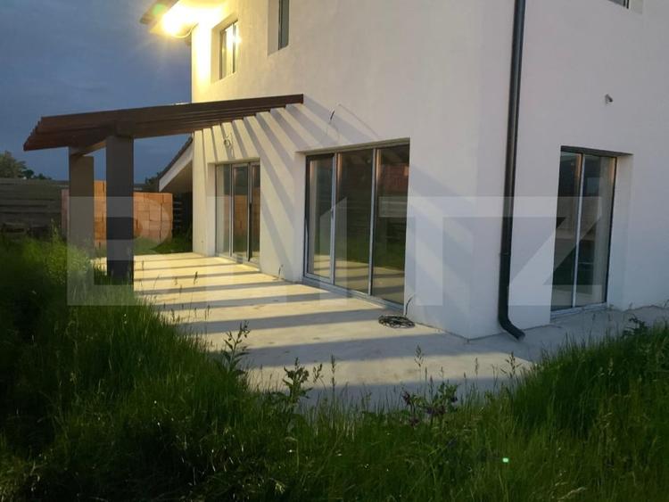 Casă individuală cu 4 camere cu Canalizare în Exterior Est