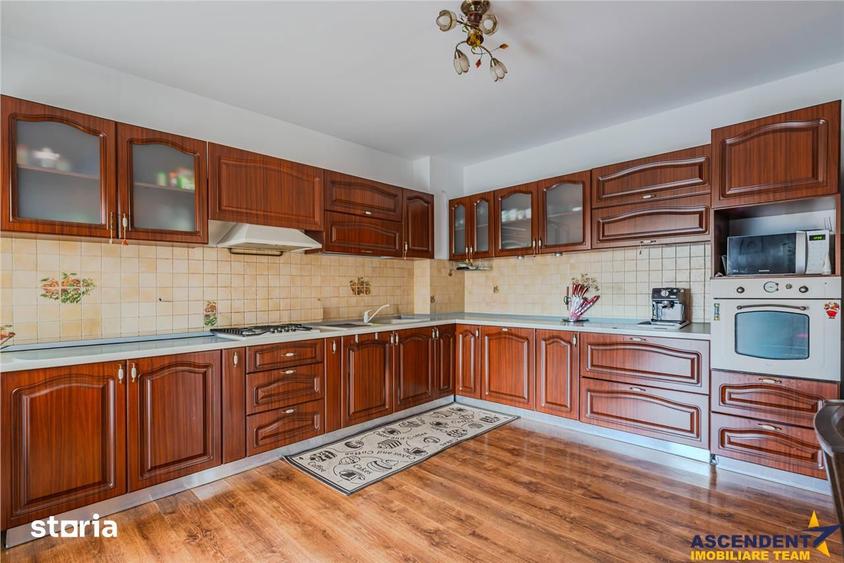 Vila solida Tractorul Coresi, spatii ample, teren 700 mp, garaj 4 masi - 11