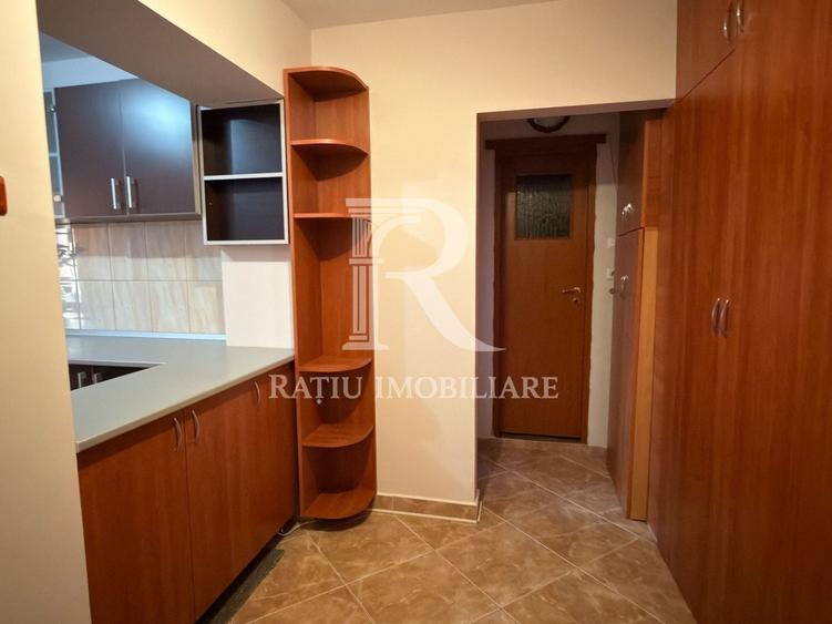 Apartament cu 2 camere semidecomandat, mobilat în Decebal