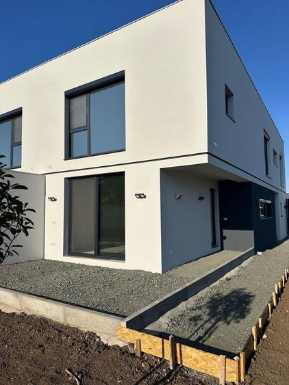 Duplex cu 5 camere cu Canalizare în Nord