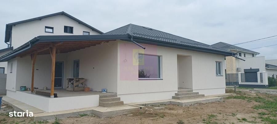Casă cu 3 camere în Săbăreni