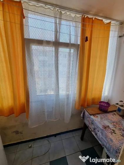 Apartament cu 3 camere semidecomandat în Km 4