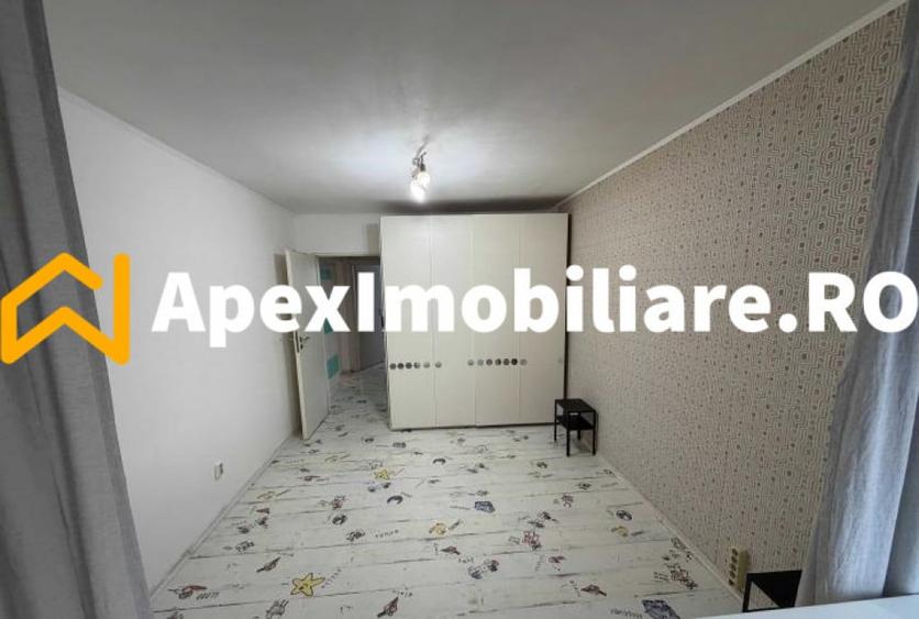 Apartament cu 3 camere semidecomandat în Berceni