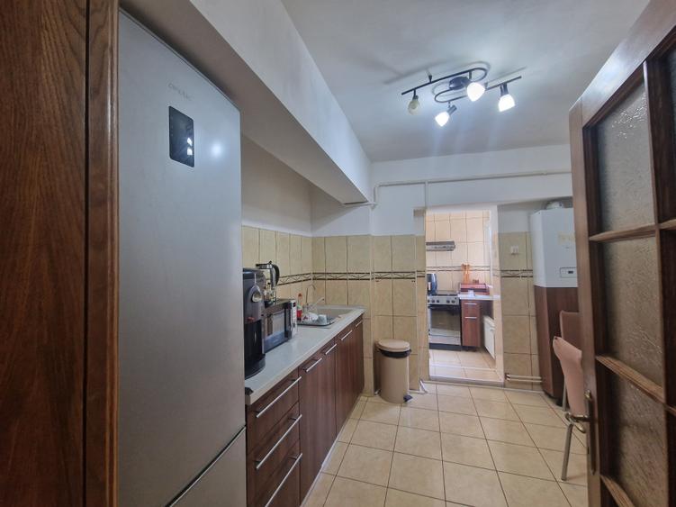 Apartament cu 4 camere decomandat în Nicolina