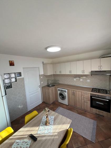Apartament cu 3 camere decomandat în Hărmanului