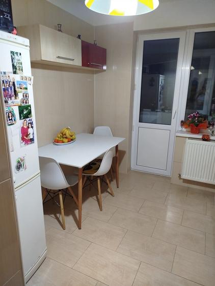 Apartament cu 3 camere decomandat, mobilat în Piața Centrală
