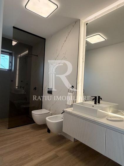 Casă cu 8 camere cu Canalizare în Sânmartin