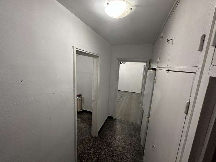 Apartament cu 3 camere semidecomandat în Berceni