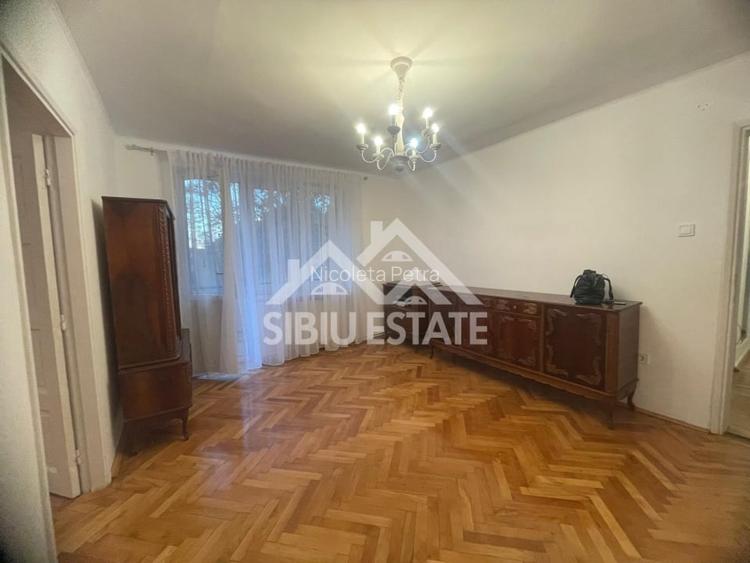 Apartament de vanzare cu 3 camere, balcon, etaj 1 -Zona Calea Dumbravii