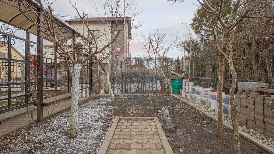 Casă / Vilă cu 4 camere de vânzare în zona Tractorul - 26