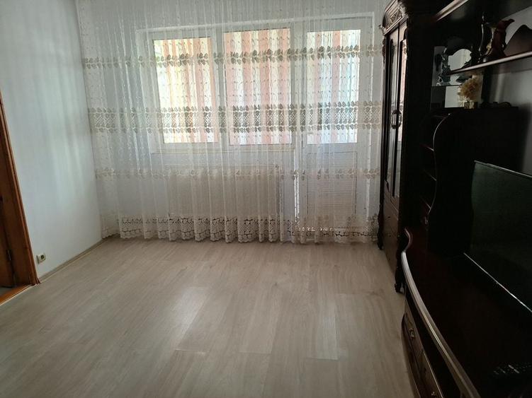 Apartament cu 2 camere semidecomandat în 9 Mai