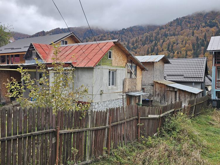 Casa de vanzare cu curte - 1