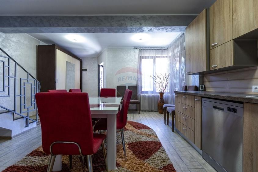 Duplex cu 11 camere cu Garaj în Hemeiuș