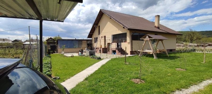 Casă cu 4 camere cu Teren 2000 Mp în Predești
