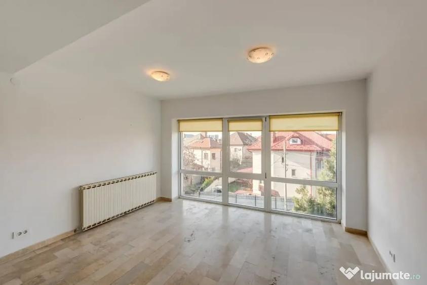 Apartament cu 3 camere decomandat în Drumul Sării