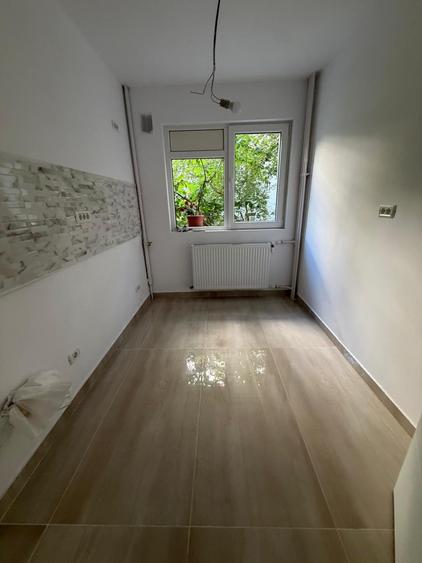 Apartament cu 3 camere semidecomandat în Dristor