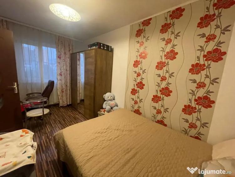 Apartament cu 3 camere semidecomandat în Craiovița Nouă