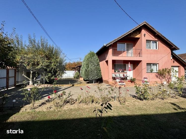 Casă cu 4 camere în Corunca