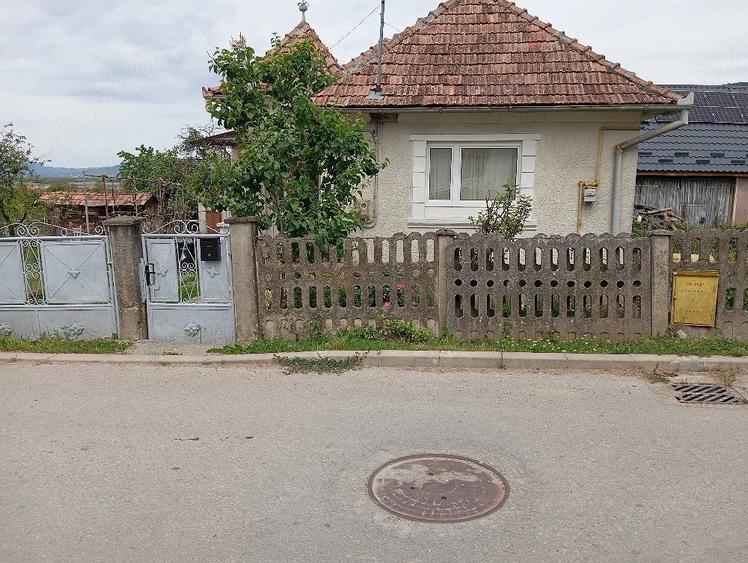Casă cu 2 camere cu Teren 1843 Mp în Urișor