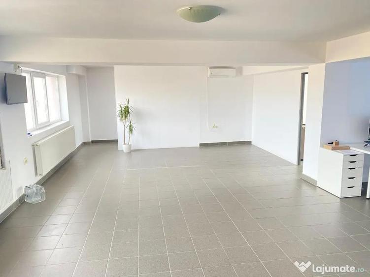 Spațiu comercial, de 90 mp, în Bujac