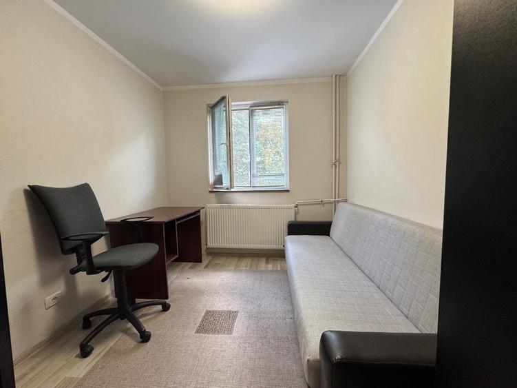 Apartament cu 3 camere semidecomandat, mobilat în Dacia
