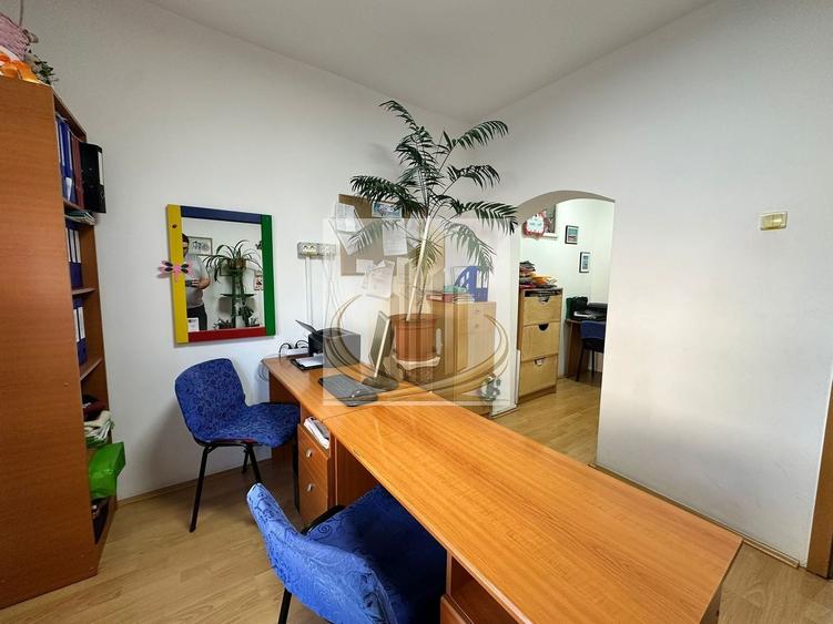 Casă individuală cu 12 camere cu Piscina în Complex Studențesc