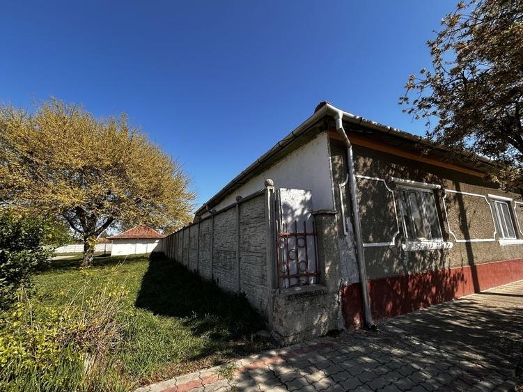 Casă cu 4 camere în Iratoșu