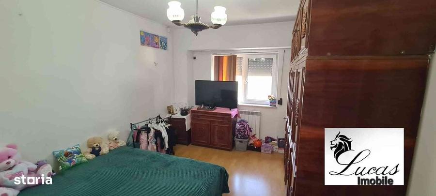 Apartament cu 4 camere decomandat în Trocadero