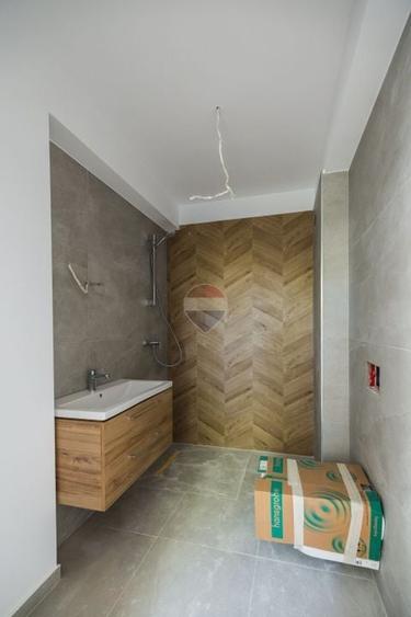 Apartament cu 3 camere decomandat în Tractorul