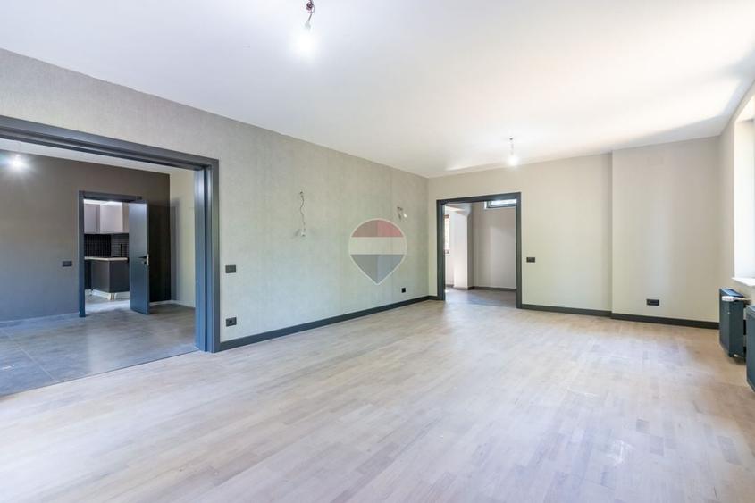 Casă individuală cu 5 camere cu Teren 599 Mp în Corbeanca