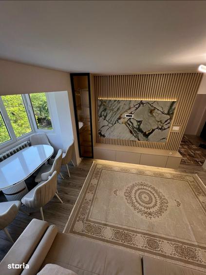Apartament cu 3 camere decomandat, mobilat în Exterior Vest