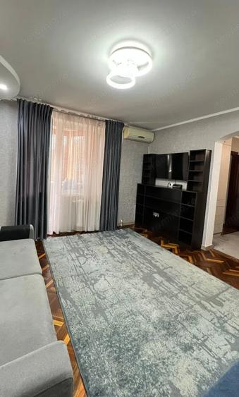 Apartament cu 2 camere decomandat în P-ța Victoriei